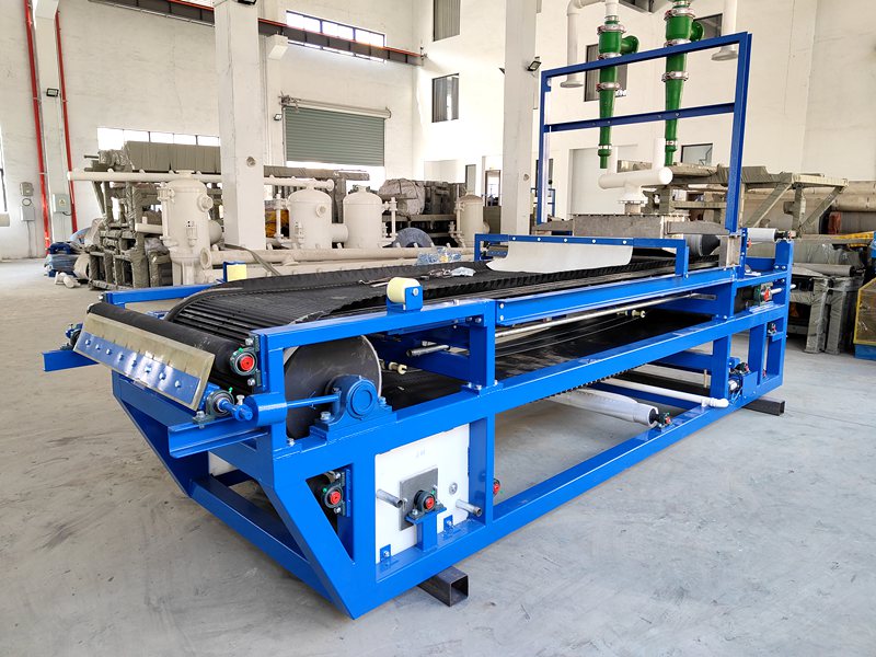 Which parts of the belt filter need regular rust prevention?